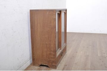 和製アンティーク　栗材　　レトロ　黒柿引き戸の小振りな戸棚(食器棚、収納棚、飾り棚、ブックケース、キャビネット)(R-071321)