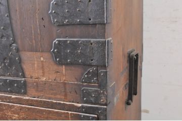 和製アンティーク　前面桐(キリ)材　十字金具　歴史を感じる堂々とした佇まいが魅力の観音箪笥(時代箪笥、衣装箪笥、収納箪笥、和タンス、引き出し、重ね箪笥)(R-071323)