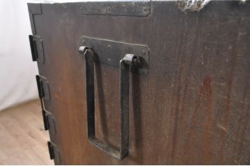 和製アンティーク　前面桐(キリ)材　十字金具　歴史を感じる堂々とした佇まいが魅力の観音箪笥(時代箪笥、衣装箪笥、収納箪笥、和タンス、引き出し、重ね箪笥)(R-071323)
