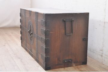和製アンティーク　前面桐(キリ)材　十字金具　歴史を感じる堂々とした佇まいが魅力の観音箪笥ローボード(時代箪笥、衣装箪笥、収納箪笥、和タンス、引き出し、テレビ台、テレビボード、店舗什器)(R-071324)