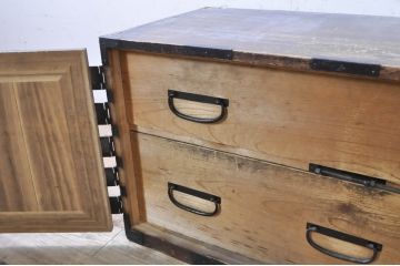 和製アンティーク　前面桐(キリ)材　十字金具　歴史を感じる堂々とした佇まいが魅力の観音箪笥ローボード(時代箪笥、衣装箪笥、収納箪笥、和タンス、引き出し、テレビ台、テレビボード、店舗什器)(R-071324)
