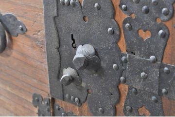 和製アンティーク　上手物!!　総桐(キリ)材　金具の立派な関東衣装箪笥(時代箪笥、和タンス、総桐箪笥、総桐たんす、収納たんす、重ね箪笥、引き出し)(R-071326)