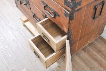 和製アンティーク　上手物!!　総桐(キリ)材　金具の立派な関東衣装箪笥(時代箪笥、和タンス、総桐箪笥、総桐たんす、収納たんす、重ね箪笥、引き出し)(R-071326)