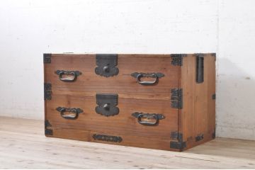 和製アンティーク　上手物!!　総桐(キリ)材　金具の立派な関東衣装箪笥ローボード(時代箪笥、和タンス、総桐箪笥、総桐たんす、収納たんす、引き出し、ローチェスト、テレビ台、テレビボード)(R-071327)