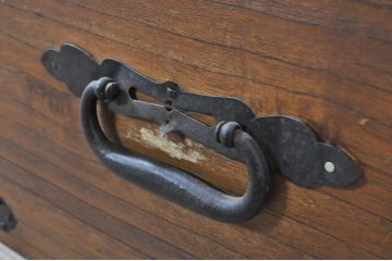 和製アンティーク　上手物!!　総桐(キリ)材　金具の立派な関東衣装箪笥ローボード(時代箪笥、和タンス、総桐箪笥、総桐たんす、収納たんす、引き出し、ローチェスト、テレビ台、テレビボード)(R-071327)