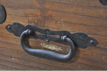 和製アンティーク　上手物!!　総桐(キリ)材　金具の立派な関東衣装箪笥ローボード(時代箪笥、和タンス、総桐箪笥、総桐たんす、収納たんす、引き出し、ローチェスト、テレビ台、テレビボード)(R-071328)