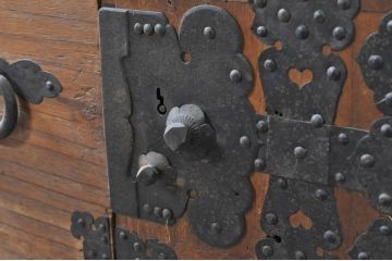 和製アンティーク　上手物!!　総桐(キリ)材　金具の立派な関東衣装箪笥ローボード(時代箪笥、和タンス、総桐箪笥、総桐たんす、収納たんす、引き出し、ローチェスト、テレビ台、テレビボード)(R-071328)
