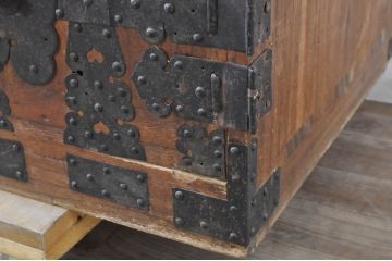 和製アンティーク　上手物!!　総桐(キリ)材　金具の立派な関東衣装箪笥ローボード(時代箪笥、和タンス、総桐箪笥、総桐たんす、収納たんす、引き出し、ローチェスト、テレビ台、テレビボード)(R-071328)