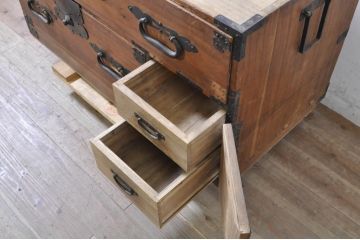 和製アンティーク　上手物!!　総桐(キリ)材　金具の立派な関東衣装箪笥ローボード(時代箪笥、和タンス、総桐箪笥、総桐たんす、収納たんす、引き出し、ローチェスト、テレビ台、テレビボード)(R-071328)