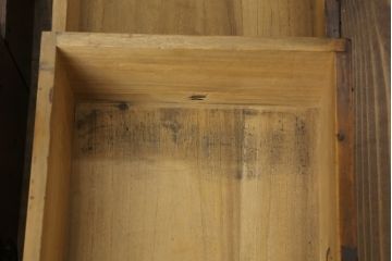 和製アンティーク　デザインとサイズが希少!!　歳月を重ねた趣ある佇まいが魅力的な檜(ヒノキ)材　の関西帳場小箪笥(収納箪笥、整理タンス、帳場箪笥、時代箪笥、引き出し)(R-071331)