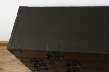 和製アンティーク　デザインとサイズが希少!!　歳月を重ねた趣ある佇まいが魅力的な檜(ヒノキ)材　の関西帳場小箪笥(収納箪笥、整理タンス、帳場箪笥、時代箪笥、引き出し)(R-071331)
