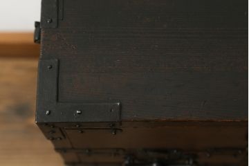 和製アンティーク　デザインとサイズが希少!!　歳月を重ねた趣ある佇まいが魅力的な檜(ヒノキ)材　の関西帳場小箪笥(収納箪笥、整理タンス、帳場箪笥、時代箪笥、引き出し)(R-071331)