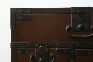 和製アンティーク　デザインとサイズが希少!!　歳月を重ねた趣ある佇まいが魅力的な檜(ヒノキ)材　の関西帳場小箪笥(収納箪笥、整理タンス、帳場箪笥、時代箪笥、引き出し)(R-071331)