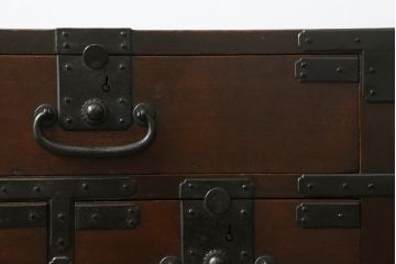 和製アンティーク　デザインとサイズが希少!!　歳月を重ねた趣ある佇まいが魅力的な檜(ヒノキ)材　の関西帳場小箪笥(収納箪笥、整理タンス、帳場箪笥、時代箪笥、引き出し)(R-071331)