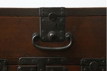 和製アンティーク　デザインとサイズが希少!!　歳月を重ねた趣ある佇まいが魅力的な檜(ヒノキ)材　の関西帳場小箪笥(収納箪笥、整理タンス、帳場箪笥、時代箪笥、引き出し)(R-071331)