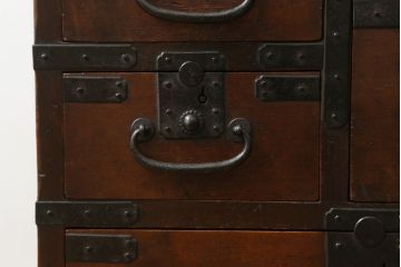 和製アンティーク　デザインとサイズが希少!!　歳月を重ねた趣ある佇まいが魅力的な檜(ヒノキ)材　の関西帳場小箪笥(収納箪笥、整理タンス、帳場箪笥、時代箪笥、引き出し)(R-071331)