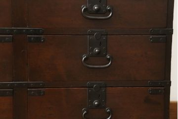 和製アンティーク　デザインとサイズが希少!!　歳月を重ねた趣ある佇まいが魅力的な檜(ヒノキ)材　の関西帳場小箪笥(収納箪笥、整理タンス、帳場箪笥、時代箪笥、引き出し)(R-071331)