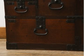 和製アンティーク　デザインとサイズが希少!!　歳月を重ねた趣ある佇まいが魅力的な檜(ヒノキ)材　の関西帳場小箪笥(収納箪笥、整理タンス、帳場箪笥、時代箪笥、引き出し)(R-071331)