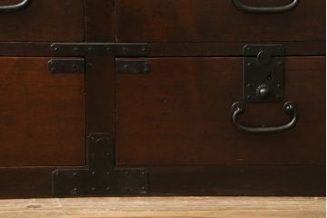和製アンティーク　デザインとサイズが希少!!　歳月を重ねた趣ある佇まいが魅力的な檜(ヒノキ)材　の関西帳場小箪笥(収納箪笥、整理タンス、帳場箪笥、時代箪笥、引き出し)(R-071331)