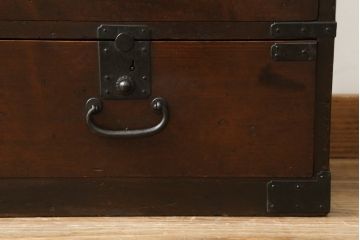 和製アンティーク　デザインとサイズが希少!!　歳月を重ねた趣ある佇まいが魅力的な檜(ヒノキ)材　の関西帳場小箪笥(収納箪笥、整理タンス、帳場箪笥、時代箪笥、引き出し)(R-071331)
