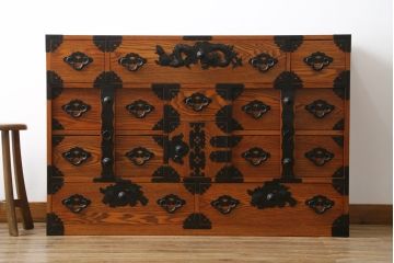 中古　超美品　新古品　重厚なニレ材無垢材　堂々とした佇まいが魅力のアンティーク調時代箪笥(収納箪笥、衣装箪笥、整理箪笥、和箪笥、引き出し、サイドボード)(R-071349)