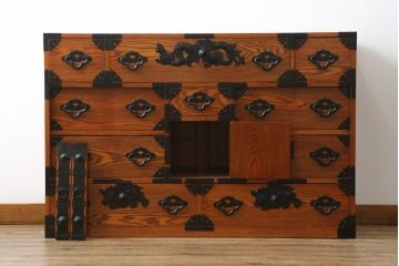 中古　超美品　新古品　重厚なニレ材無垢材　堂々とした佇まいが魅力のアンティーク調時代箪笥(収納箪笥、衣装箪笥、整理箪笥、和箪笥、引き出し、サイドボード)(R-071349)