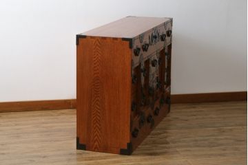 中古　超美品　新古品　重厚なニレ材無垢材　堂々とした佇まいが魅力のアンティーク調時代箪笥(収納箪笥、衣装箪笥、整理箪笥、和箪笥、引き出し、サイドボード)(R-071349)