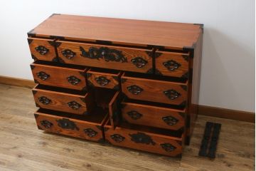 中古　超美品　新古品　重厚なニレ材無垢材　堂々とした佇まいが魅力のアンティーク調時代箪笥(収納箪笥、衣装箪笥、整理箪笥、和箪笥、引き出し、サイドボード)(R-071349)