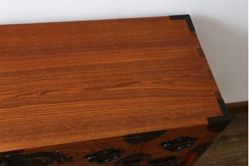 中古　超美品　新古品　重厚なニレ材無垢材　堂々とした佇まいが魅力のアンティーク調時代箪笥(収納箪笥、衣装箪笥、整理箪笥、和箪笥、引き出し、サイドボード)(R-071349)