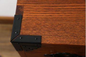 中古　超美品　新古品　重厚なニレ材無垢材　堂々とした佇まいが魅力のアンティーク調時代箪笥(収納箪笥、衣装箪笥、整理箪笥、和箪笥、引き出し、サイドボード)(R-071349)