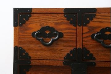 中古　超美品　新古品　重厚なニレ材無垢材　堂々とした佇まいが魅力のアンティーク調時代箪笥(収納箪笥、衣装箪笥、整理箪笥、和箪笥、引き出し、サイドボード)(R-071349)