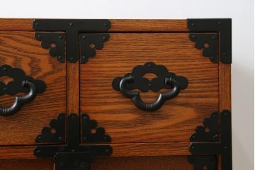 中古　超美品　新古品　重厚なニレ材無垢材　堂々とした佇まいが魅力のアンティーク調時代箪笥(収納箪笥、衣装箪笥、整理箪笥、和箪笥、引き出し、サイドボード)(R-071349)
