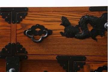 中古　超美品　新古品　重厚なニレ材無垢材　堂々とした佇まいが魅力のアンティーク調時代箪笥(収納箪笥、衣装箪笥、整理箪笥、和箪笥、引き出し、サイドボード)(R-071349)