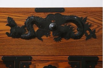 中古　超美品　新古品　重厚なニレ材無垢材　堂々とした佇まいが魅力のアンティーク調時代箪笥(収納箪笥、衣装箪笥、整理箪笥、和箪笥、引き出し、サイドボード)(R-071349)