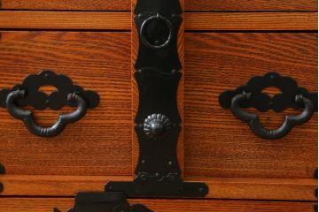 中古　超美品　新古品　重厚なニレ材無垢材　堂々とした佇まいが魅力のアンティーク調時代箪笥(収納箪笥、衣装箪笥、整理箪笥、和箪笥、引き出し、サイドボード)(R-071349)