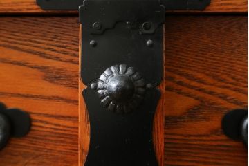 中古　超美品　新古品　重厚なニレ材無垢材　堂々とした佇まいが魅力のアンティーク調時代箪笥(収納箪笥、衣装箪笥、整理箪笥、和箪笥、引き出し、サイドボード)(R-071349)