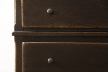 中古　旭川家具　近藤工芸　Solid Furniture OAK (ソリッドファニチャー オーク)　ナラ材　落ち着いた佇まいが魅力の二段重ねアンティーク調チェスト(引き出し、整理箪笥、収納箪笥、衣装箪笥)(R-071351)