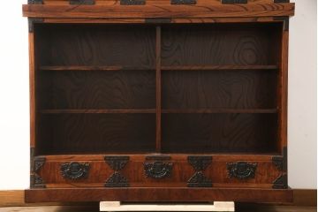 中古　美品!!　岩谷堂箪笥　重厚感ある金具が目を引く食器棚(水屋箪笥、茶タンス、茶棚、重ね箪笥、収納棚、戸棚、キャビネット)(R-071352)