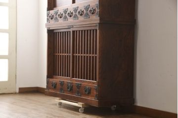 中古　美品!!　岩谷堂箪笥　重厚感ある金具が目を引く食器棚(水屋箪笥、茶タンス、茶棚、重ね箪笥、収納棚、戸棚、キャビネット)(R-071352)