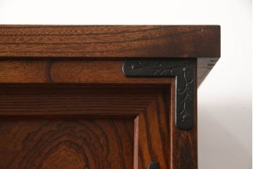 中古　美品!!　岩谷堂箪笥　重厚感ある金具が目を引く食器棚(水屋箪笥、茶タンス、茶棚、重ね箪笥、収納棚、戸棚、キャビネット)(R-071352)