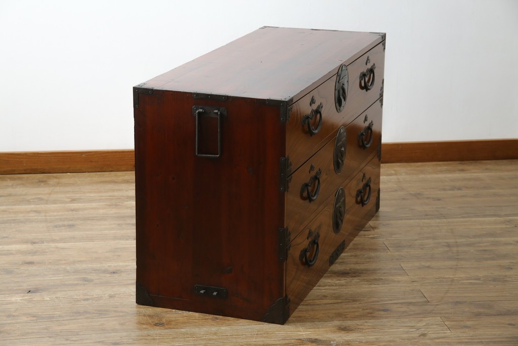 和製アンティーク　美品!!　前面欅(ケヤキ)材　一富士二鷹三茄子の縁起の良い金具が魅力の二本松箪笥ローチェスト(ローボード、引き出し、衣装箪笥、整理タンス、時代箪笥、収納たんす、テレビ台、テレビボード)(R-071356)