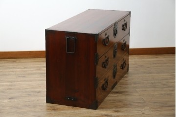 和製アンティーク　美品!!　前面欅(ケヤキ)材　一富士二鷹三茄子の縁起の良い金具が魅力の二本松箪笥ローチェスト(ローボード、引き出し、衣装箪笥、整理タンス、時代箪笥、収納たんす、テレビ台、テレビボード)(R-071356)