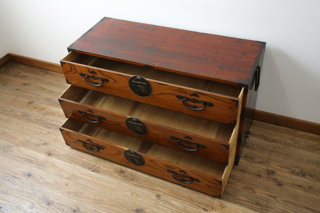 和製アンティーク　美品!!　前面欅(ケヤキ)材　一富士二鷹三茄子の縁起の良い金具が魅力の二本松箪笥ローチェスト(ローボード、引き出し、衣装箪笥、整理タンス、時代箪笥、収納たんす、テレビ台、テレビボード)(R-071356)