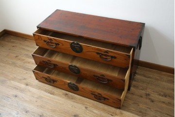 和製アンティーク　美品!!　前面欅(ケヤキ)材　一富士二鷹三茄子の縁起の良い金具が魅力の二本松箪笥ローチェスト(ローボード、引き出し、衣装箪笥、整理タンス、時代箪笥、収納たんす、テレビ台、テレビボード)(R-071356)