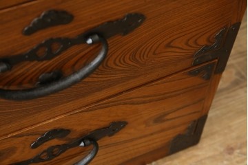 和製アンティーク　美品!!　前面欅(ケヤキ)材　一富士二鷹三茄子の縁起の良い金具が魅力の二本松箪笥ローチェスト(ローボード、引き出し、衣装箪笥、整理タンス、時代箪笥、収納たんす、テレビ台、テレビボード)(R-071356)