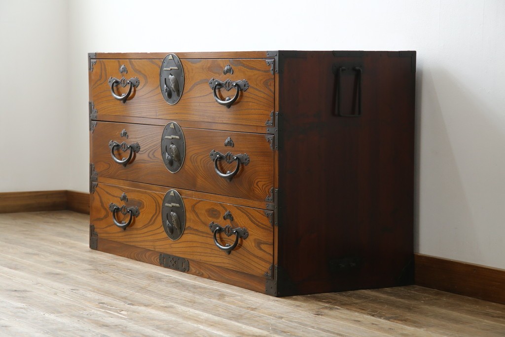 和製アンティーク　美品!!　前面欅(ケヤキ)材　一富士二鷹三茄子の縁起の良い金具が魅力の二本松箪笥ローチェスト(ローボード、引き出し、衣装箪笥、整理タンス、時代箪笥、収納たんす、テレビ台、テレビボード)(R-071356)