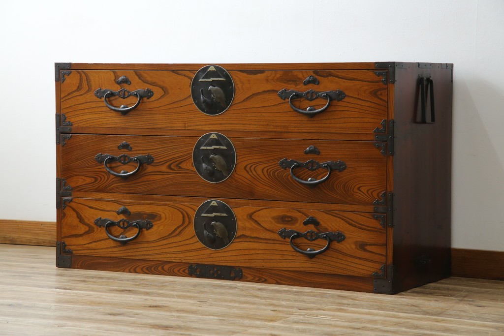 和製アンティーク　美品!!　前面欅(ケヤキ)材　一富士二鷹三茄子の縁起の良い金具が魅力の二本松箪笥ローチェスト(ローボード、引き出し、衣装箪笥、整理タンス、時代箪笥、収納たんす、テレビ台、テレビボード)(R-071356)