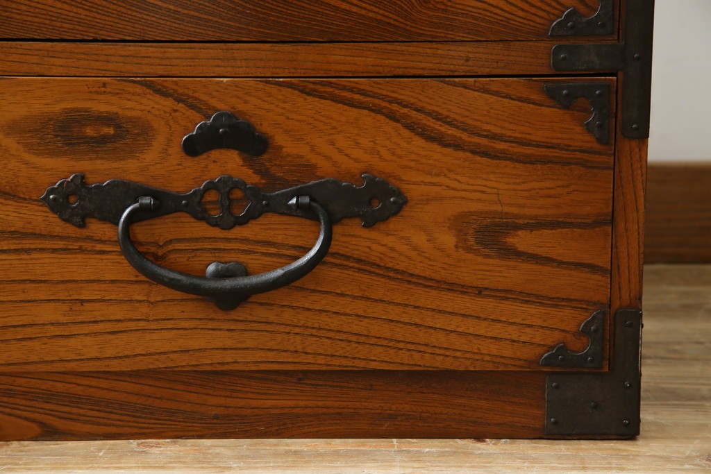 和製アンティーク　美品!!　前面欅(ケヤキ)材　一富士二鷹三茄子の縁起の良い金具が魅力の二本松箪笥ローチェスト(ローボード、引き出し、衣装箪笥、整理タンス、時代箪笥、収納たんす、テレビ台、テレビボード)(R-071356)