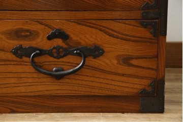 和製アンティーク　美品!!　前面欅(ケヤキ)材　一富士二鷹三茄子の縁起の良い金具が魅力の二本松箪笥ローチェスト(ローボード、引き出し、衣装箪笥、整理タンス、時代箪笥、収納たんす、テレビ台、テレビボード)(R-071356)