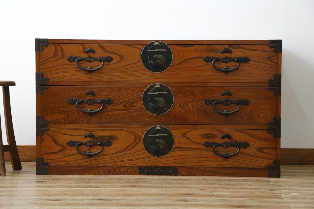 和製アンティーク　美品!!　前面欅(ケヤキ)材　一富士二鷹三茄子の縁起の良い金具が魅力の二本松箪笥ローチェスト(ローボード、引き出し、衣装箪笥、整理タンス、時代箪笥、収納たんす、テレビ台、テレビボード)(R-071356)